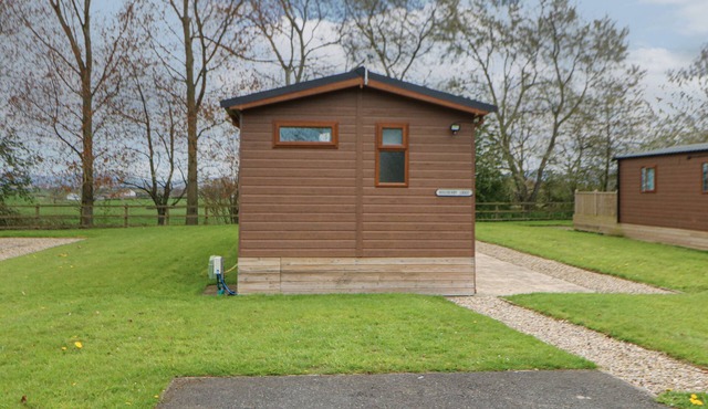 ROSEBERRY POD, pet friendly, with hot tub in Hutton Rudby