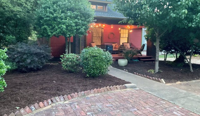 Rosebud Retreat: Bohemian 3-Bedroom Bungalow In Walkable Historic Plaza Midwood