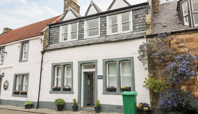 ROSEDALE, family friendly, with hot tub in Falkland