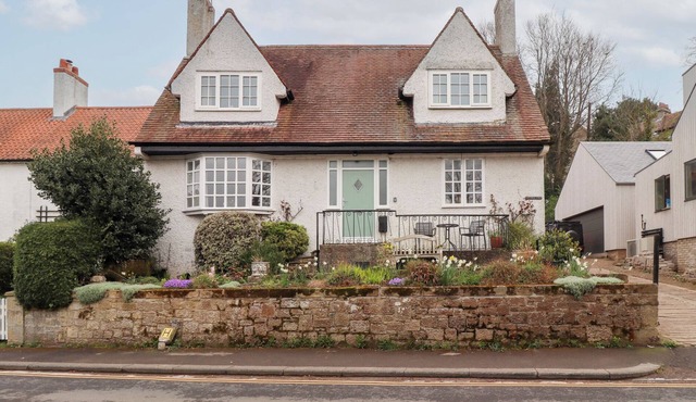 ROSEDALE LODGE, pet friendly, country holiday cottage in Alnmouth