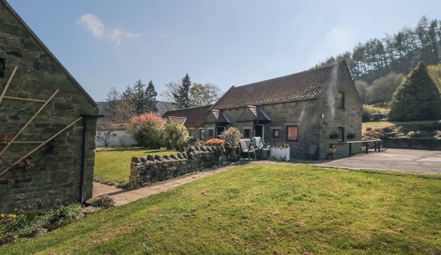 ROSEDALE, pet friendly, character holiday cottage in Glaisdale