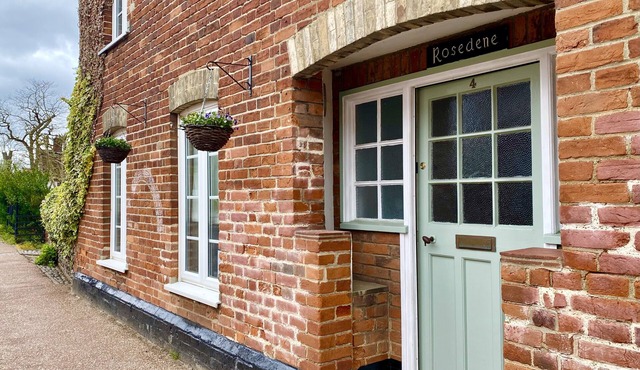 ROSEDENE, RICKINGHALL, pet friendly, with open fire in Rickinghall