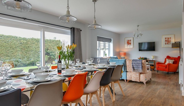 Rosehaven in Sheringham. Luxury 6 Bedroom/6 Bathroom for 12. Dog Friendly