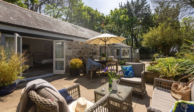 Rosehendra - A beautifully refurbished pet-friendly barn conversion with two bedrooms, a log burner