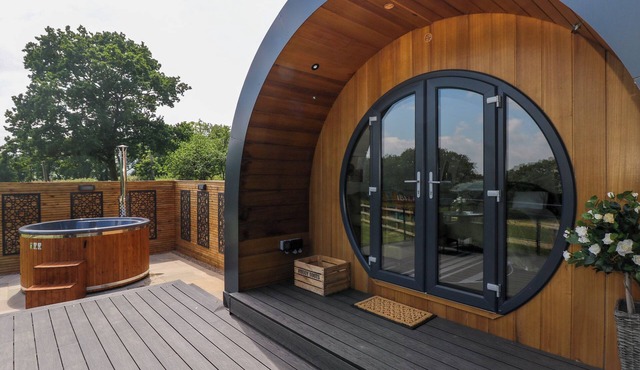 ROSELEA LUXURY POD LODGE, with hot tub in Llanddarog