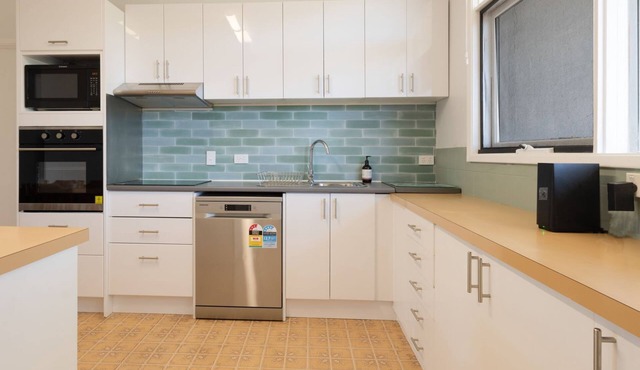 Rosella Perch - Stones throw to the Warrnambool Race Course