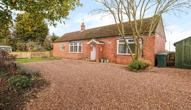 ROSELLE, pet friendly, character holiday cottage in Tattershall
