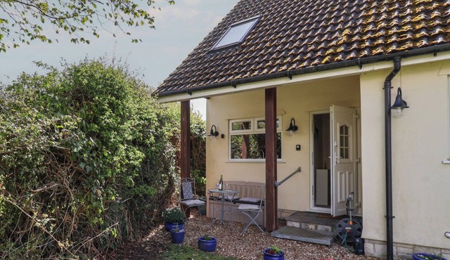 ROSEMARIE ANNEXE, country holiday cottage, with a garden in Axminster