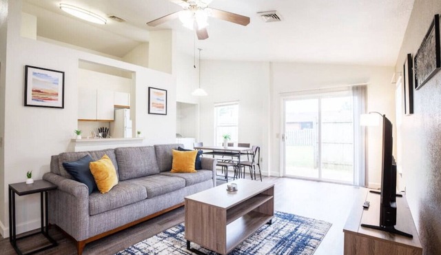 ROSEMARY - Comfy 3 BD in Pekin w/KING bed