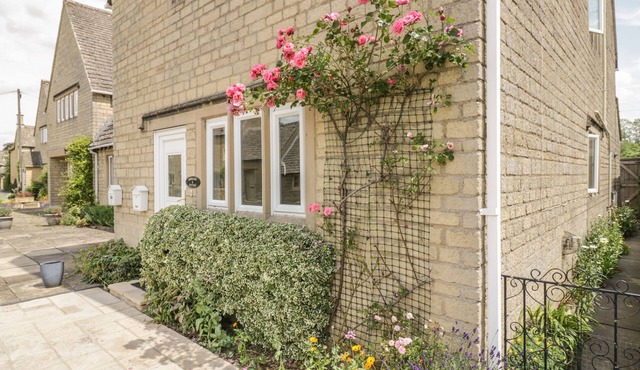 ROSEMARY COTTAGE, family friendly in Bourton-On-The-Water