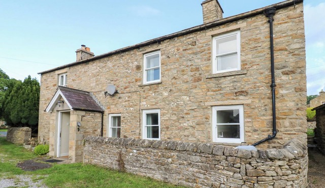 ROSEMARY COTTAGE, pet friendly, with open fire in Leyburn