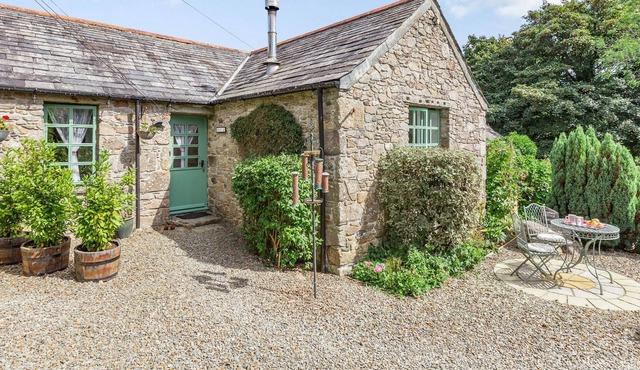 ROSEMARY COTTAGE, pet friendly, with open fire in Bodmin Moor