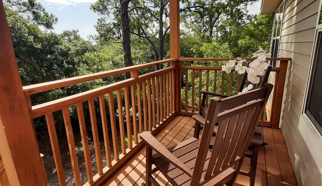 Rosemary is secluded, fenced, pet friendly with kayaks, close to beach and bay!