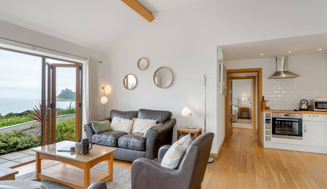 Rosemerryn - A spacious ground floor annexe in Marazion with unbelievable sea views, just 150 metr