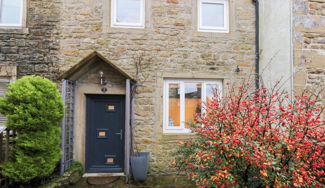ROSEMOUNT COTTAGE, pet friendly in Salterforth