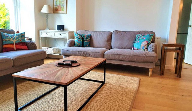 Roseneath Place - Lovely 2 bed near Meadows with private parking