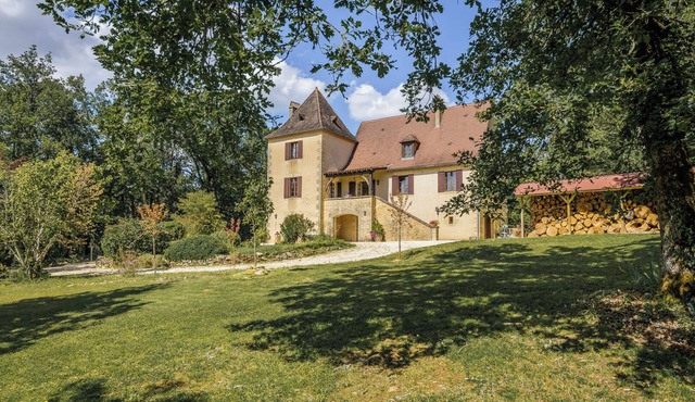 Rosepeche, a beautiful villa with a castle feel