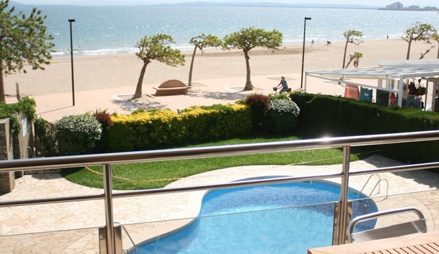 ROSES, FRONTLINE, perfect for families POOL + WIFI + PARKING + TV