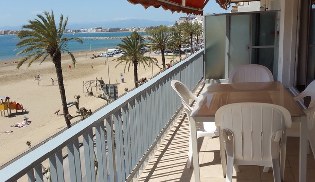 ROSES Super apartment PREMIERE LIGNE de MER for 6.- 8 PERSONES CENTRE VILLE