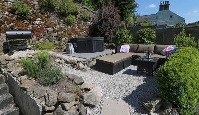 ROSEVILLE, pet friendly, character holiday cottage in Cromford