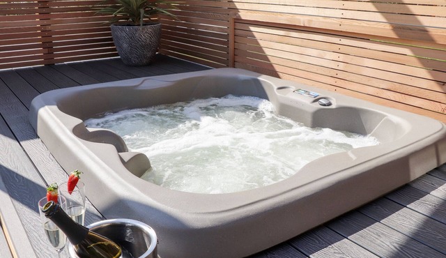 ROSEWARRICK COTTAGE, romantic, with hot tub in Lanivet