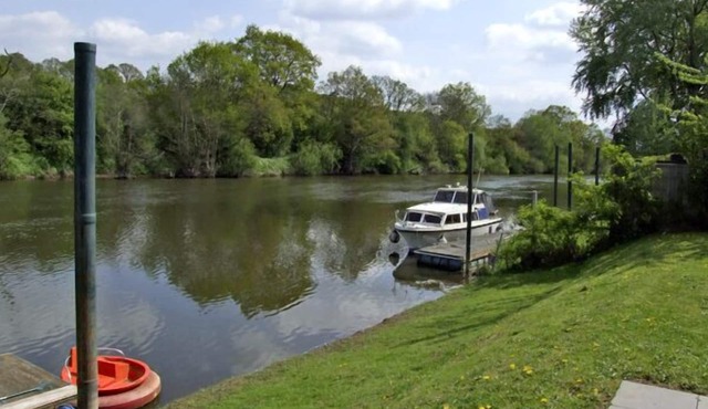 ROSEWATERS COTTAGE, pet friendly, with a garden in Astley Burf
