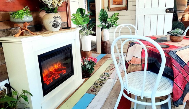 Rosewood Cottage - Entire 2 bedroom house with Netflix and WiFi