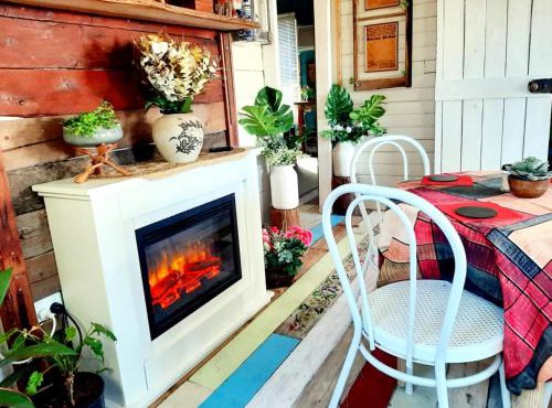 Rosewood Cottage -Entire 2 bedroom home with Netflix & WiFi