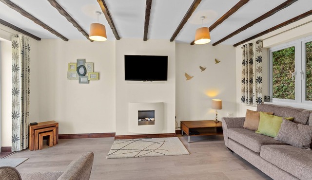 Rosewood Cottage is set within the well-manicured private grounds at Crylla Valley Cottages which in