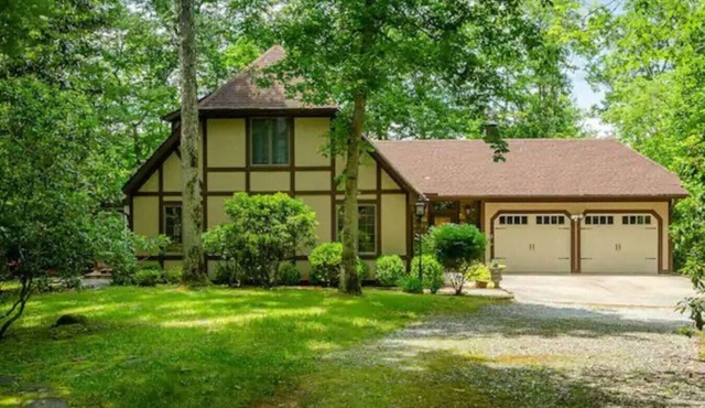 Rosewood Cottage Tucked Away in the Mountains