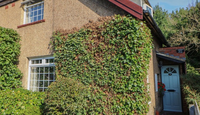 ROSEWOOD COTTAGE, with a garden in Durham