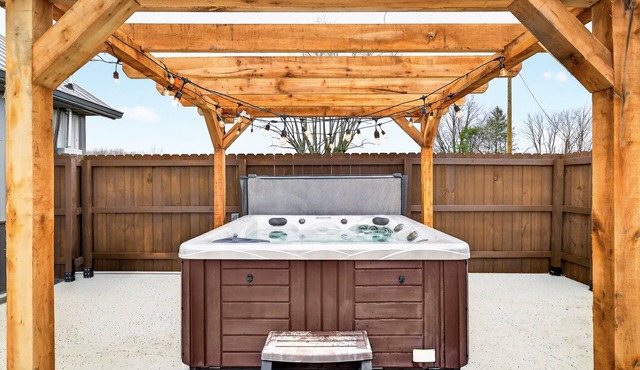 Rosewood Terrace, brand new build, modern comfort with hot tub.