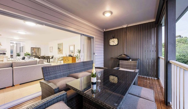 Rosey's Cottage - 600m to Beach & Mountain Views