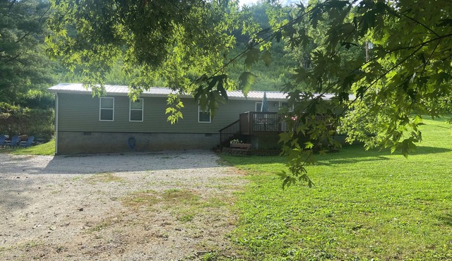Rosey's Retreat Charming 2-bedroom Country Cottage in LaFollette, Tennessee WiFi