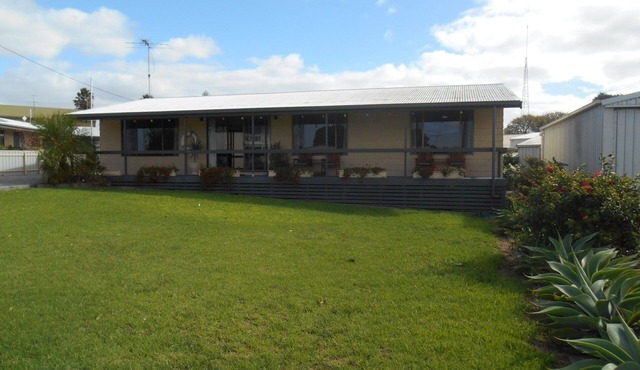 Roshy's Retreat ~ sea views off deck - Off Peak Special!