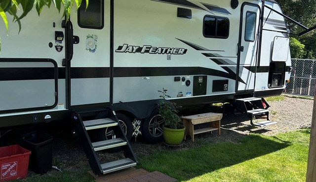 Rosie Lea the RV nBackyard coziness close to downtown CanbynPet friendly