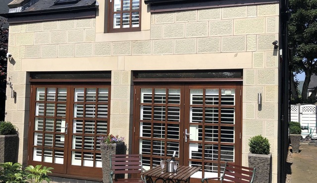 Roslin Self Catering Modern Luxury 1 Bedroom House with large family lounge