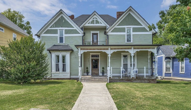 Ross & Ashley's Retreat (117 Marion St, #4)