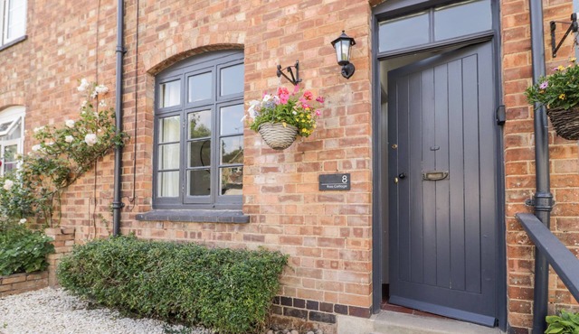 ROSS COTTAGE, pet friendly, character holiday cottage in Sedgeberrow