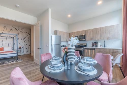 Rosy Retreat with NYC Views by the train, Free Parking, 3 beds, 20 Percent OFF 7 days