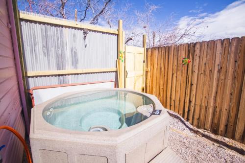 Rosy's Oracle with Private Hot Springs Tub