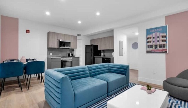 Rosy Suite with POOL ! Parking Passes Available