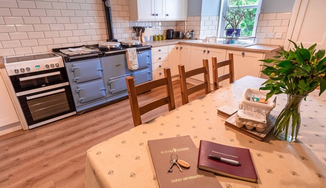 ROTTAL FARMHOUSE, pet friendly, with open fire in Kirriemuir