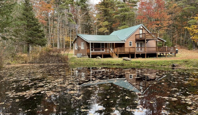 Roudy’s Retreat: Secluded Mountain Cabin with Hot Tub and Private Pond