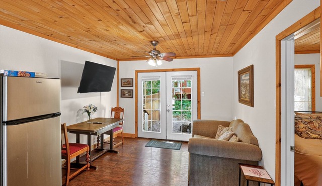 Rouge Cobb Mountain Hotel - Cabin 1