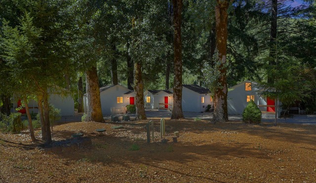 Rouge Cobb Mountain Hotel - Cabin 3