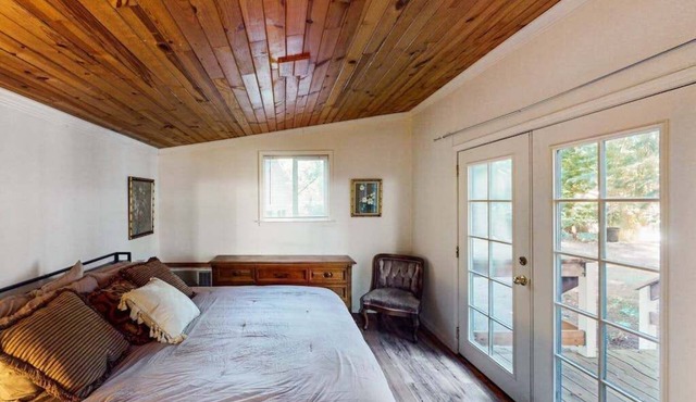 Rouge Cobb Mountain Hotel - Cabin 4