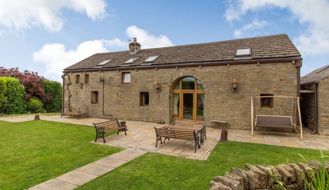 ROUGH BANK BARN, pet friendly, character holiday cottage in Newhey