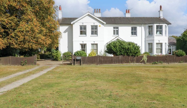 ROUGH HILL HOUSE, pet friendly, country holiday cottage in Bicknacre