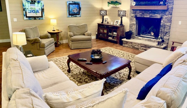 ROUGH RIVER LAKE Hot Tub, Pool, Grill, Fire Pit, Party Garage